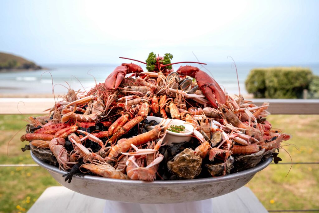 Restaurants face à la mer, bars à huîtres et plateaux à emporter : découvrez nos bonnes adresses pour savourer les produits de la mer autour de Plouguerneau.