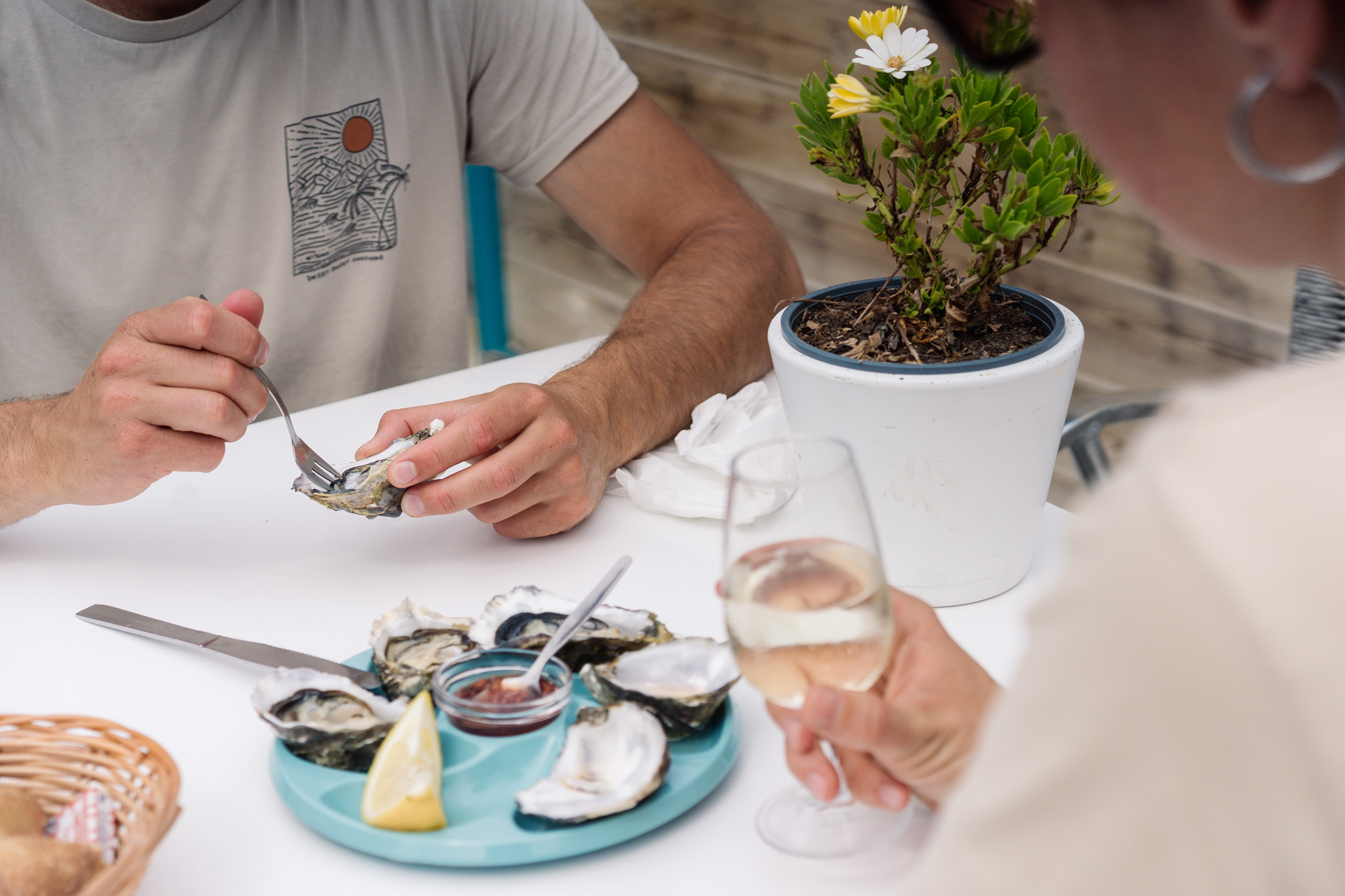 L’Aber Wrac’h Huîtres Bar propose une expérience plus simple et saisonnière : déguster les huîtres Le Cha avec du pain-beurre de Landéda et, pour ceux qui le souhaitent, un verre de vin blanc.

Les huîtres Le Cha sont élevées localement dans le Pays des Abers. Leur dégustation au bar du port est généralement proposée de mai à septembre, ce qui en fait surtout une adresse de printemps et d’été.

Ce n’est pas nécessairement l’endroit où prévoir un long repas complet. Il s’agit plutôt d’une halte iodée avant le dîner, après une sortie en mer ou pendant une promenade sur le port.

À choisir pour : quelques huîtres, un apéritif face au port et une expérience locale sans formalité.