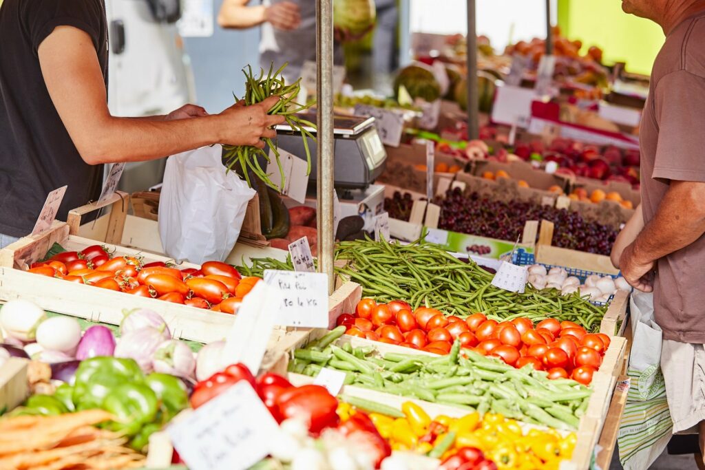Étal de produits locaux sur un marché du Pays des Abers