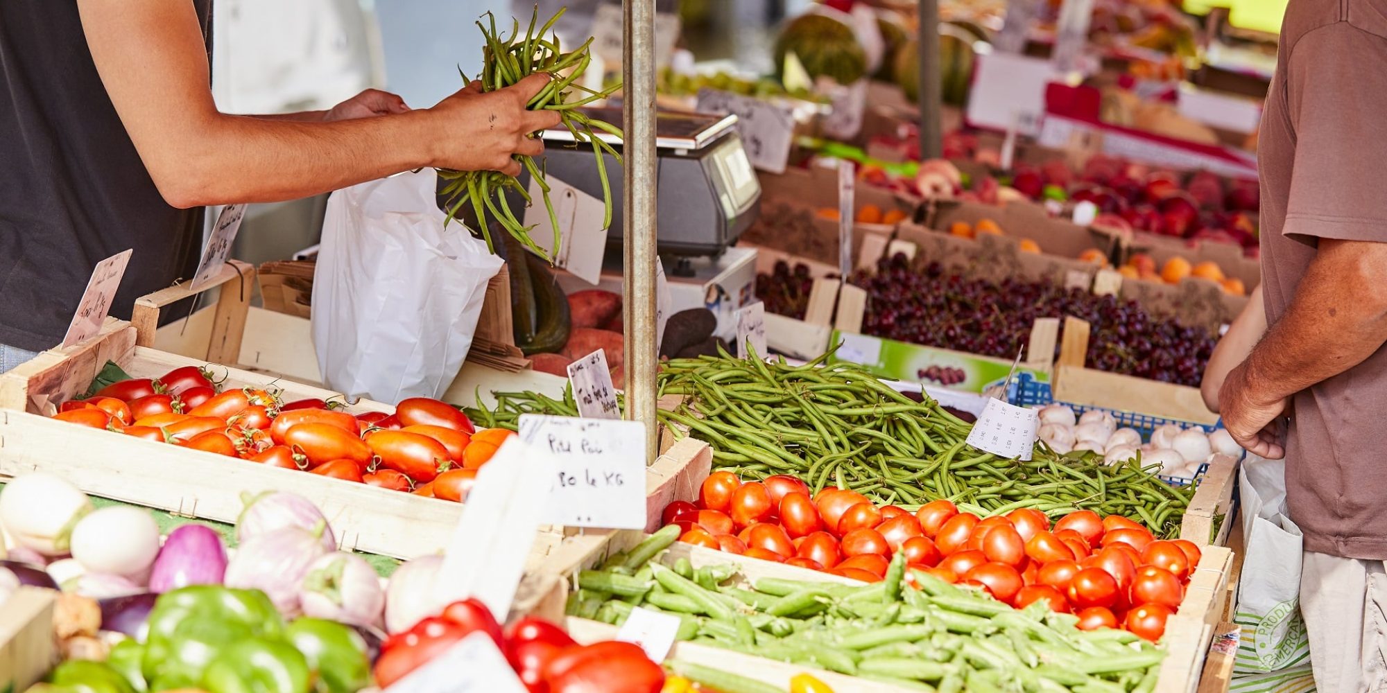 Étal de produits locaux sur un marché du Pays des Abers