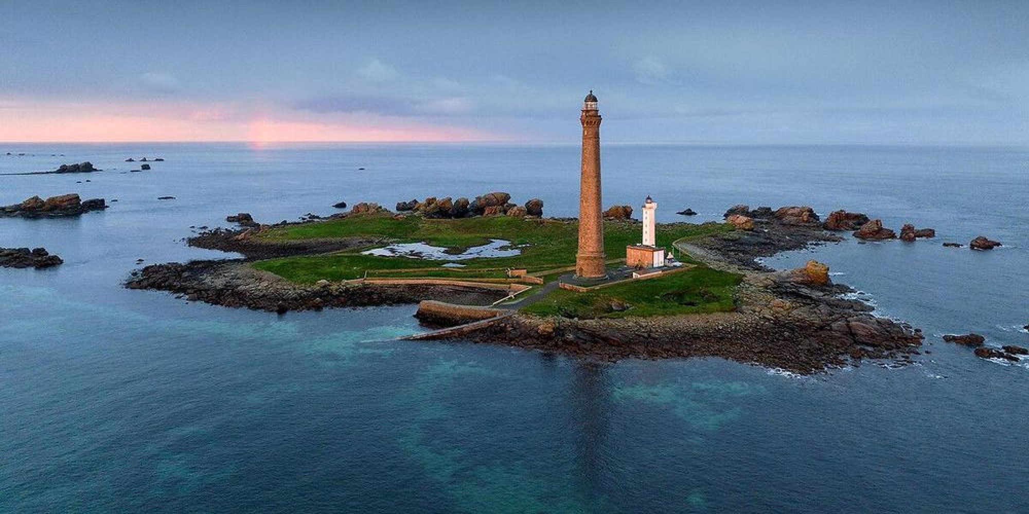 Phare de l’Île Vierge au large de Plouguerneau dans le Finistère Nord